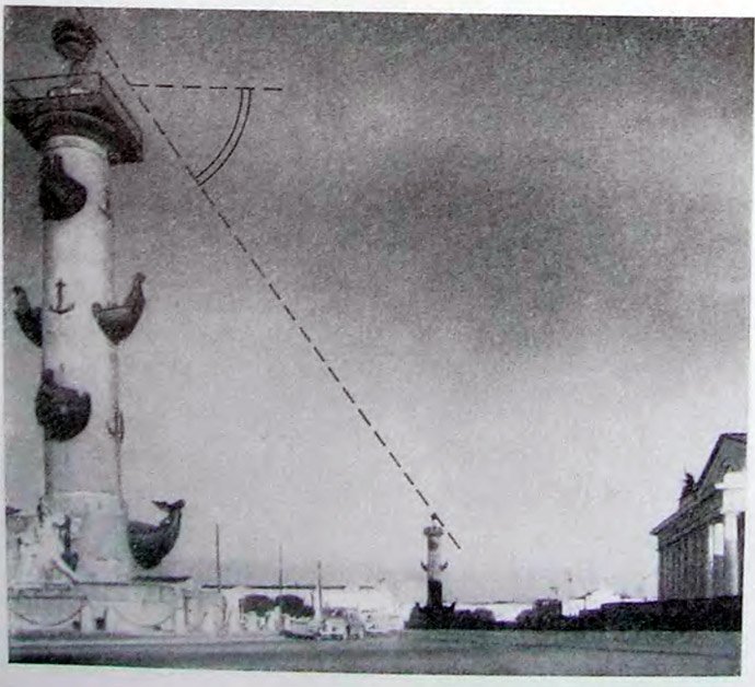 Ростральные колонны перед Биржей. Фотография