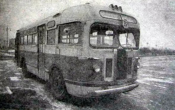Деформация форм автобуса на фотоснимке, выполненном с близкой точки зрения